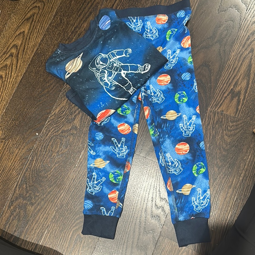 Astronaut pajamas - size 6t